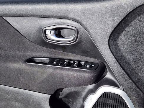 Used 2021 Jeep Renegade Latitude w/ Convenience Group image 6