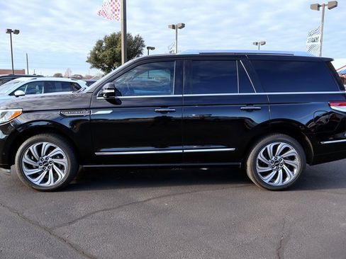 Used 2022 Lincoln Navigator Reserve image 2