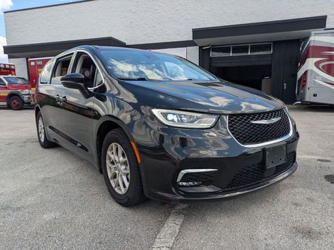 Used 2023 Chrysler Pacifica Touring-L FWD image 3