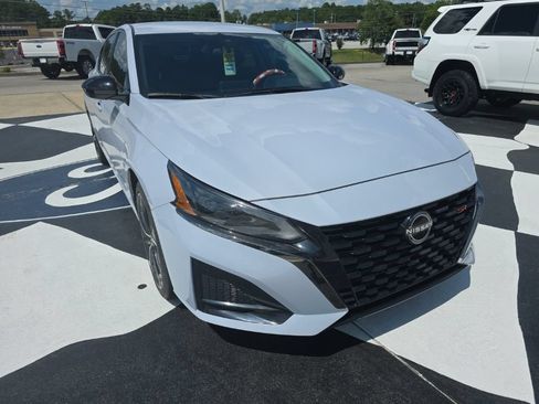 Used 2024 Nissan Altima 2.5 SR FWD image 10
