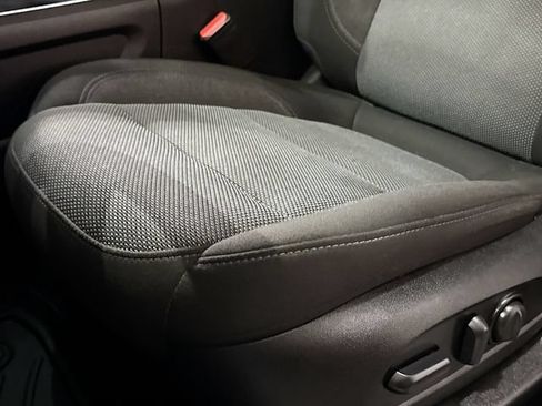 Used 2023 Chevrolet Traverse LT FWD image 19
