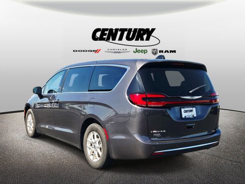 Used 2023 Chrysler Pacifica Touring-L FWD image 6