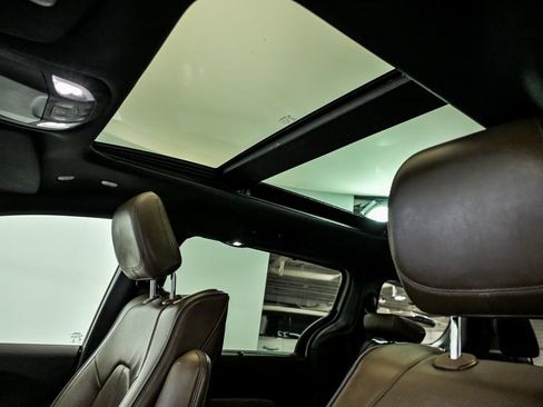 Used 2021 Chrysler Pacifica Limited w/ Uconnect Theater Family Group image 14