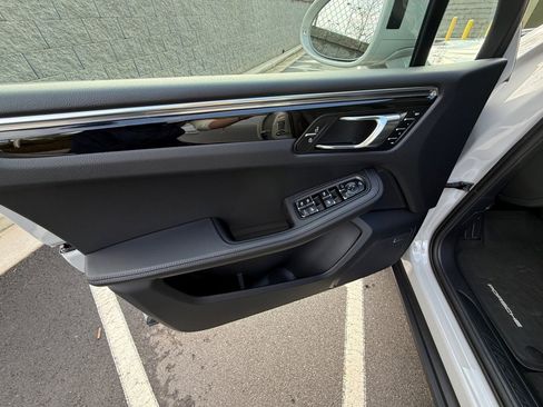 Certified 2025 Porsche Macan image 21