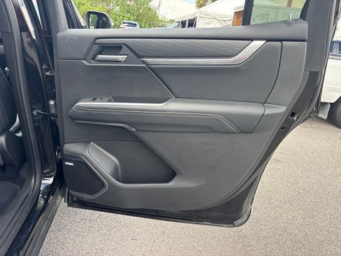 Used 2026 GMC Acadia Elevation w/ Elevation Premium Package FWD image 21