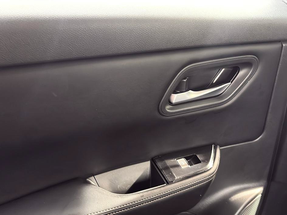 Certified 2025 Nissan Rogue SV FWD image 19