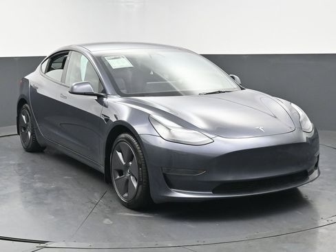 Used 2023 Tesla Model 3 Standard Range image 2