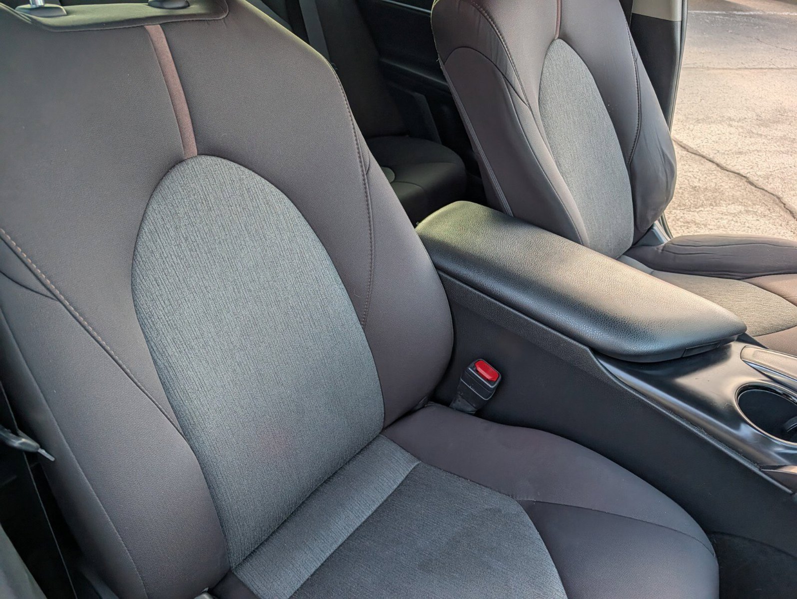 Used 2018 Toyota Camry LE FWD image 21