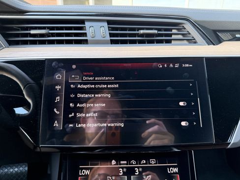 Used 2024 Audi Q8 e-tron Premium Plus w/ Premium Plus Package image 27