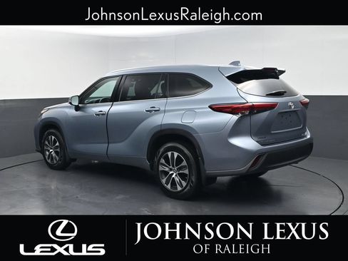 Used 2021 Toyota Highlander XLE AWD/4WD image 7