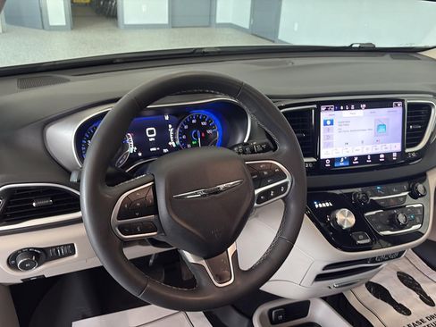 Used 2023 Chrysler Pacifica Touring-L FWD image 13