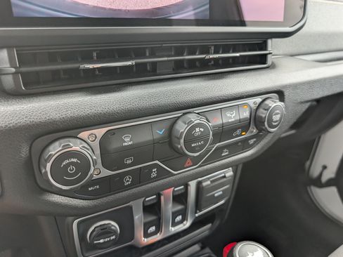 Used 2025 Jeep Wrangler Sport AWD/4WD image 16