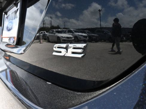 Used 2019 Toyota Camry SE FWD image 19