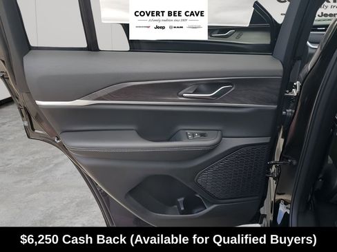 New 2025 Jeep Grand Cherokee Limited w/ Black Appearance Package image 18