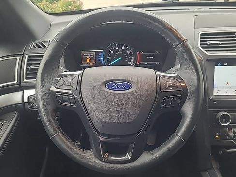 Used 2017 Ford Explorer XLT w/ Equipment Group 202A AWD/4WD image 16