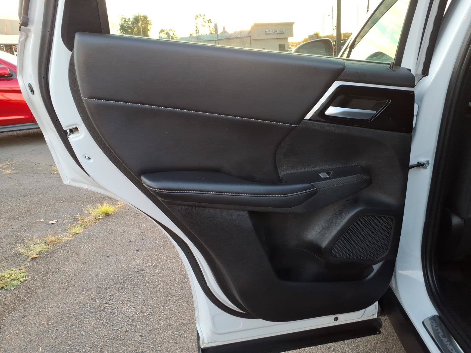 Used 2023 Mitsubishi Outlander SE AWD/4WD image 23