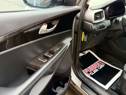 Used 2018 Kia Sorento FWD image 16
