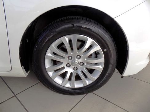 Used 2015 Toyota Sienna XLE image 12