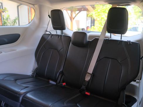 Used 2023 Chrysler Pacifica Touring-L FWD image 36
