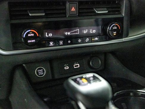 Used 2023 Nissan Rogue SV image 18