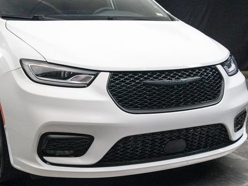 Used 2024 Chrysler Pacifica Limited FWD image 4