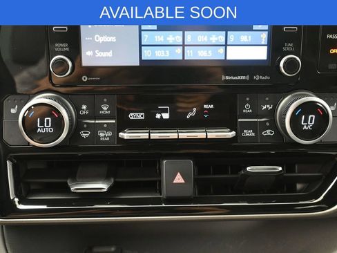 Used 2021 Toyota Highlander XLE AWD/4WD image 22