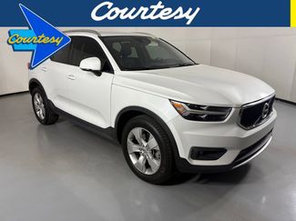 Used 2021 Volvo XC40 T5 Momentum video 1