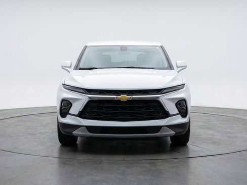 Used 2025 Chevrolet Blazer LT FWD image 2