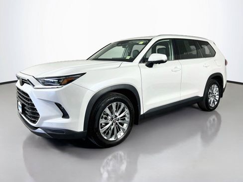 Used 2024 Toyota Grand Highlander AWD image 2
