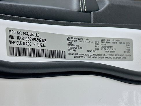 Used 2023 Jeep Grand Cherokee Limited w/ Black Appearance Package image 12