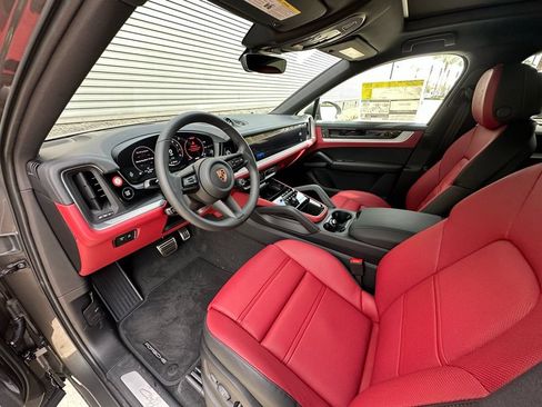 Certified 2026 Porsche Cayenne S AWD/4WD image 4