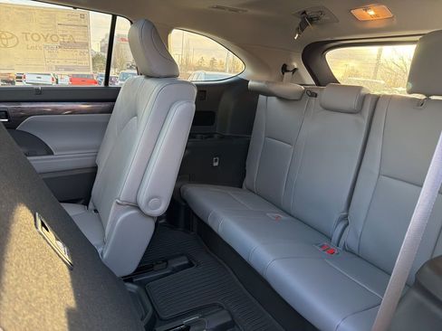 New 2026 Toyota Highlander Platinum image 6