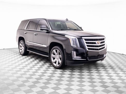 Used 2019 Cadillac Escalade Luxury AWD/4WD image 7