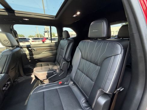 Used 2025 Buick Enclave Avenir AWD/4WD image 25