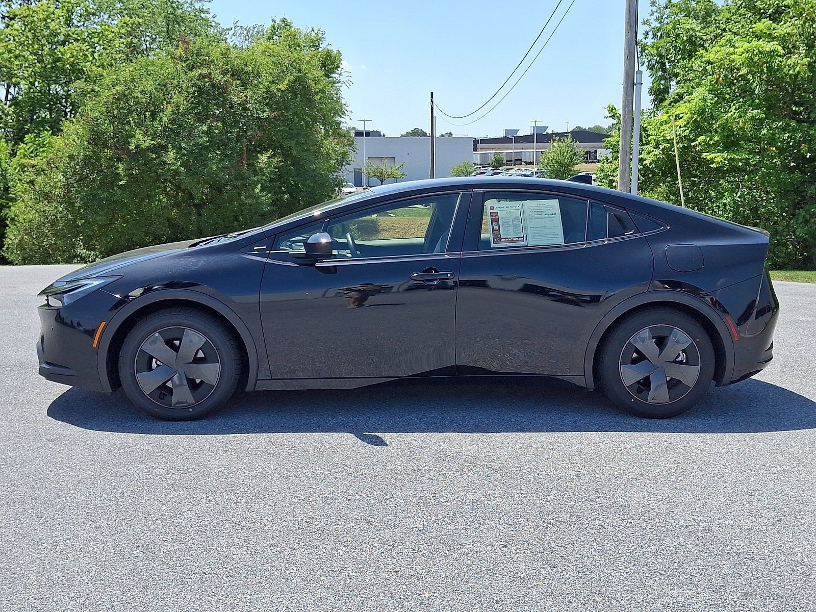Used 2025 Toyota Prius LE FWD image 4