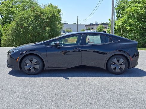 Used 2025 Toyota Prius LE FWD image 4