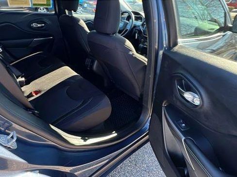 Used 2019 Jeep Cherokee Latitude w/ Cold Weather Group image 18