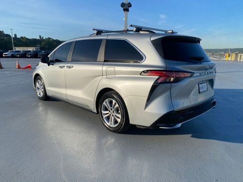 Used 2022 Toyota Sienna XSE w/ XSE Plus Package AWD/4WD image 6