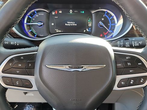 Used 2023 Chrysler Pacifica Limited FWD image 7