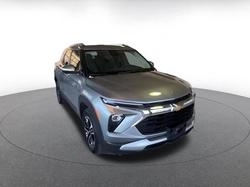 Used 2025 Chevrolet TrailBlazer LT image 3