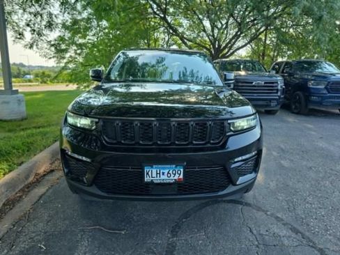 Used 2023 Jeep Grand Cherokee Limited w/ Black Appearance Package AWD/4WD image 13