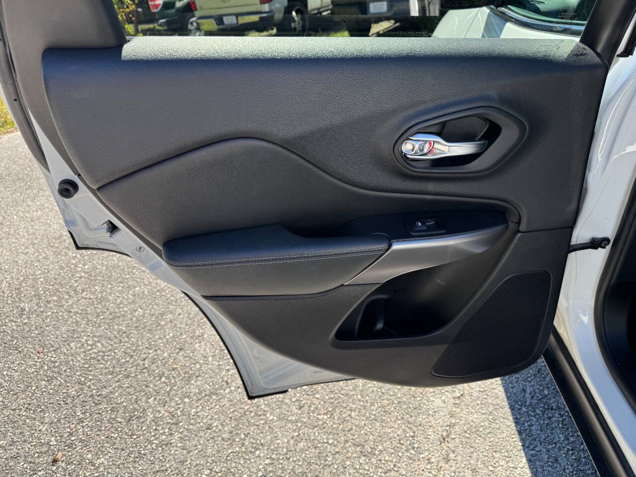 Used 2019 Jeep Cherokee Latitude Plus w/ Cold Weather Group AWD/4WD image 41