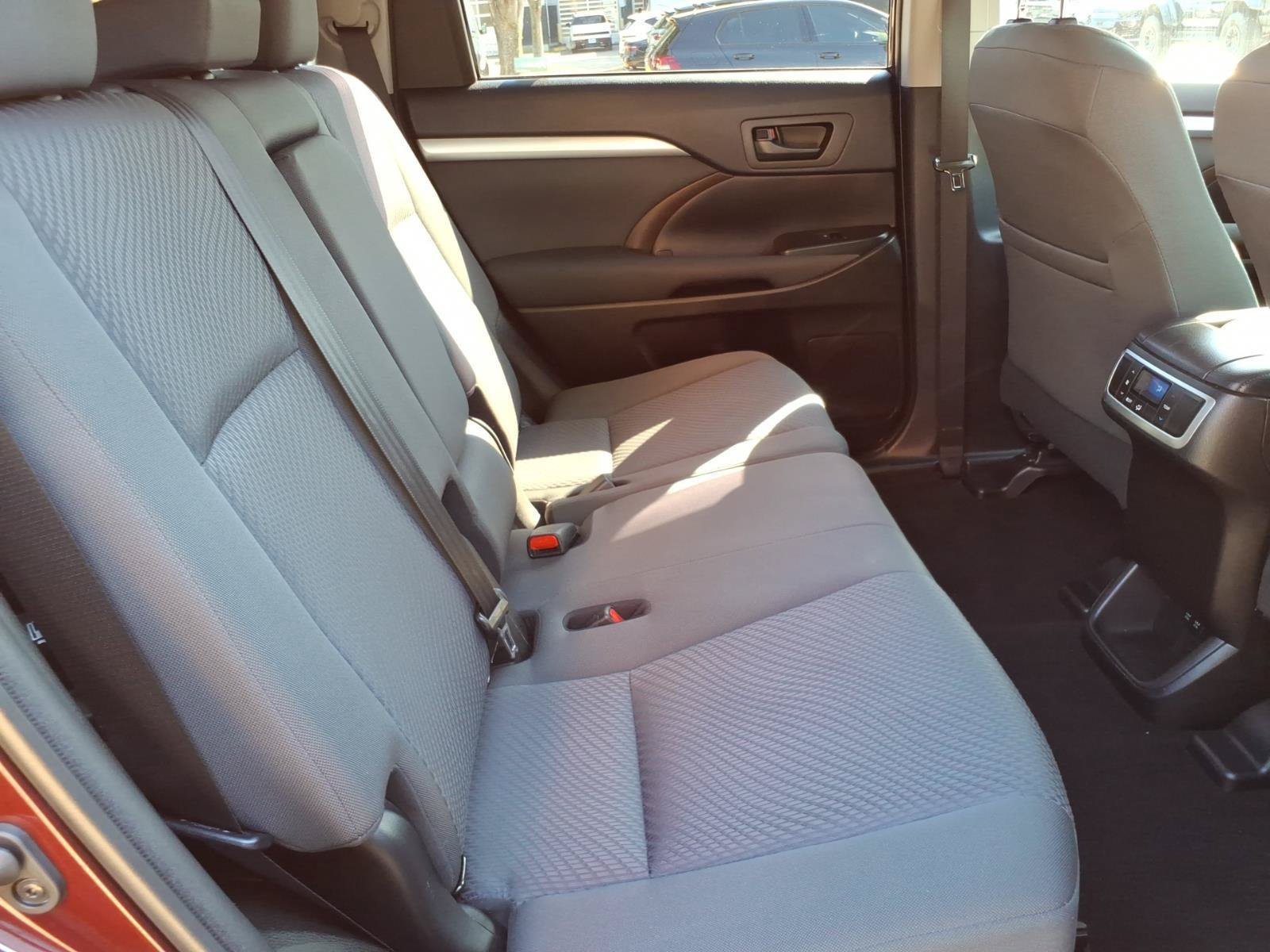 Used 2019 Toyota Highlander LE AWD/4WD image 25