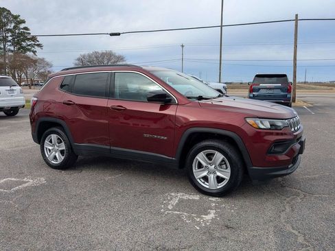 Used 2022 Jeep Compass Latitude image 3