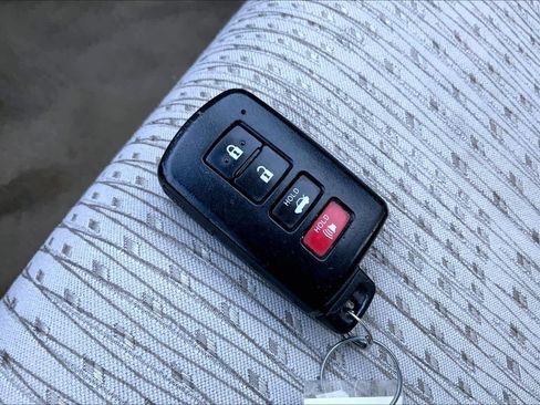 Used 2012 Toyota Camry LE image 13