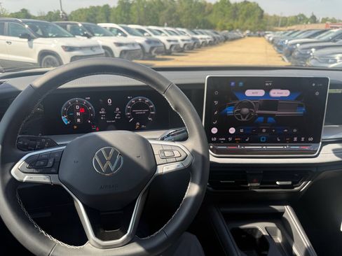 New 2026 Volkswagen Tiguan SE FWD image 13