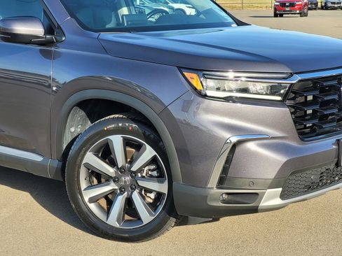 Certified 2024 Honda Pilot Touring image 3