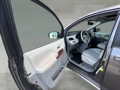 Used 2014 Toyota Sienna XLE FWD image 12