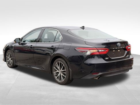 Used 2021 Toyota Camry XLE w/ Navigation Upgrade Package FWD image 4