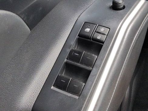 Used 2022 Toyota Highlander XLE FWD image 24